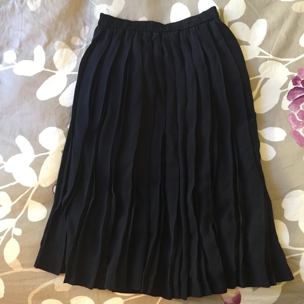 Uniqlo dark navy knee-length pleaded skirt